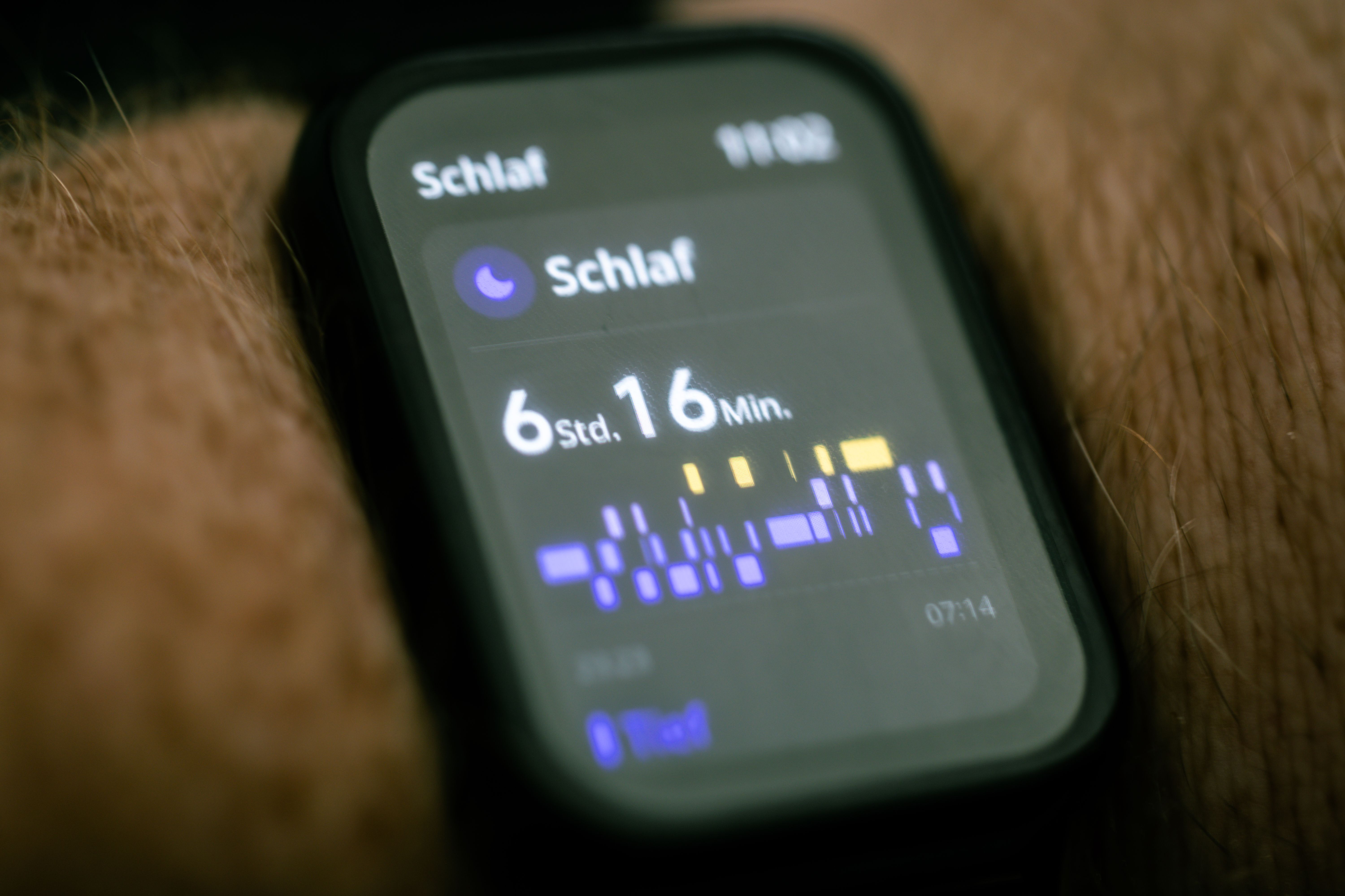 Fitness wearable displaying a sleep tracking summary