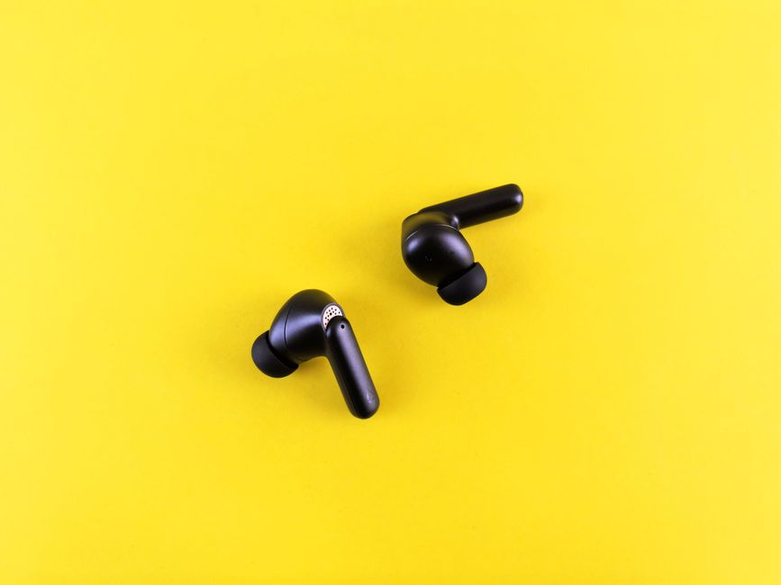 Wireless earbuds and their charging case